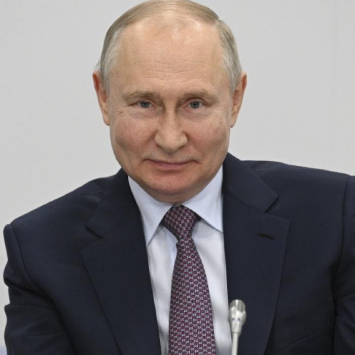 Schock-Video! Verweste Leiche von Putin-Kämpfer am Urlaubsstrand angespült