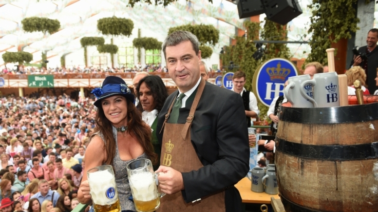 Gemeinsam mit Markus Söder: Christine Neubauer kümmert sich um Nachschub.