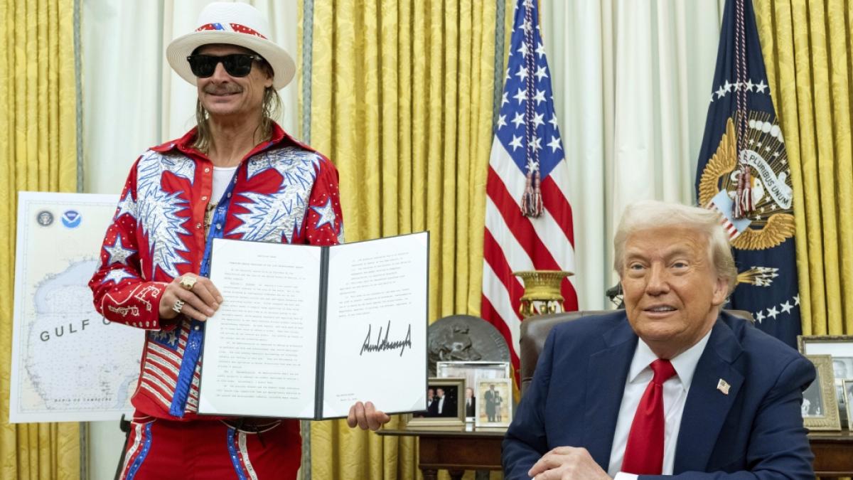 Kid Rock h&auml;lt eine unterzeichnete Anordnung zum Weiterverkauf von Eintrittskarten, nachdem US-Pr&auml;sident Donald Trump sie im Oval Office unterzeichnet hat. (Foto)