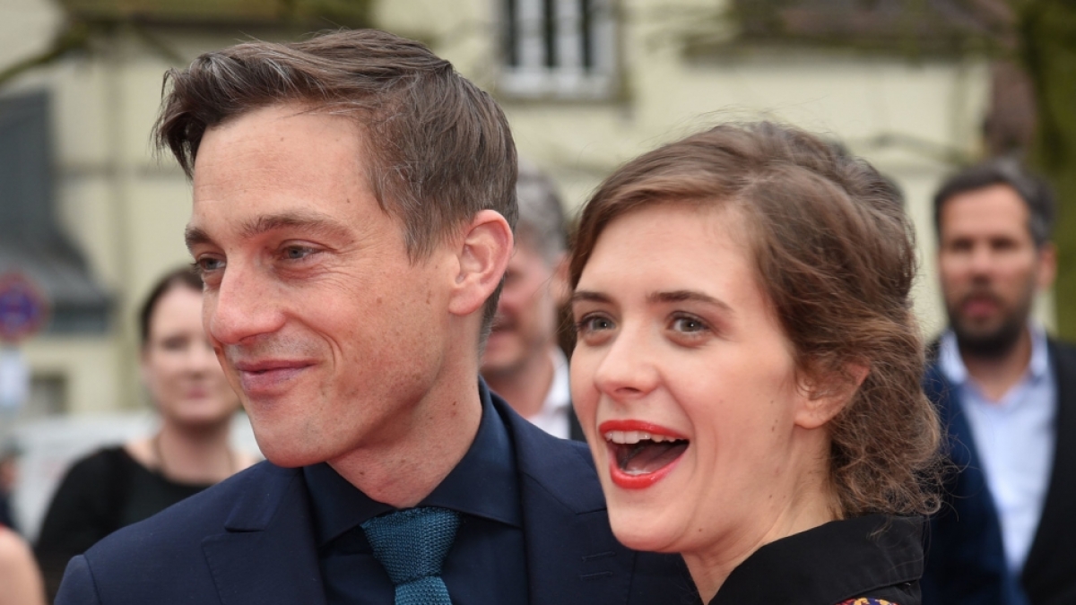 Volker Bruch und "Babylon Berlin"-Kollegin Liv Lisa Fries bei der Verleihung der 54. Grimme-Preise. (Foto)