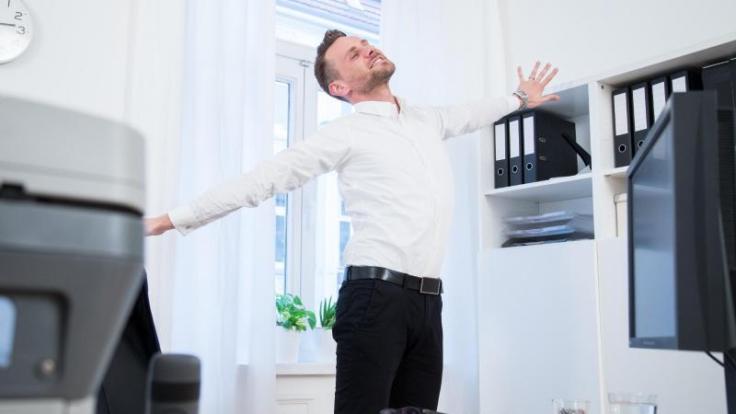 Streck dich! Orthopäden empfehlen, bei der Büroarbeit ruhig zwei- bis drei Mal pro Stunde aufzustehen und sich lang zu machen.
