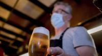 Bei Corona geht ein Berliner Wirt jetzt Nummer sicher. Er führt freiwillig die 1G-Regel ein.