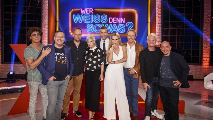 Kai Pflaume (Mitte), Bernhard Hoëcker (r.) und Elton (2.v.l.) begrüßen (v.l.n.r.) Comedian Atze Schröder, Musiker Smudo, Sängerin und TV-Moderatorin Ina Müller, TV-Moderatorin Michelle Hunziker, Sänger Peter Kraus sowie TV-Moderator Guido Cantz.