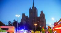 Rettungsfahrzeuge stehen in der Nähe des Ortes, an dem sich in einem Restaurant in Moskau eine tödliche Explosion ereignet hat.