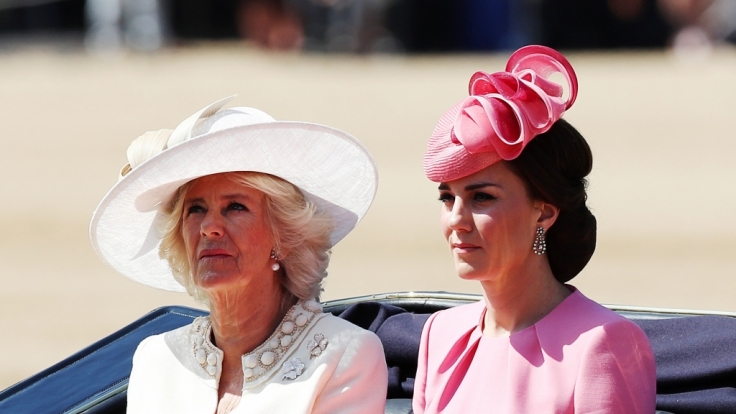 Dass Camilla Parker-Bowles und Kate Middleton stets wie aus dem Ei gepellt aussehen, haben die beiden Herzoginnen dem strengen Beauty-Regiment von Queen Elizabeth II. zu verdanken.