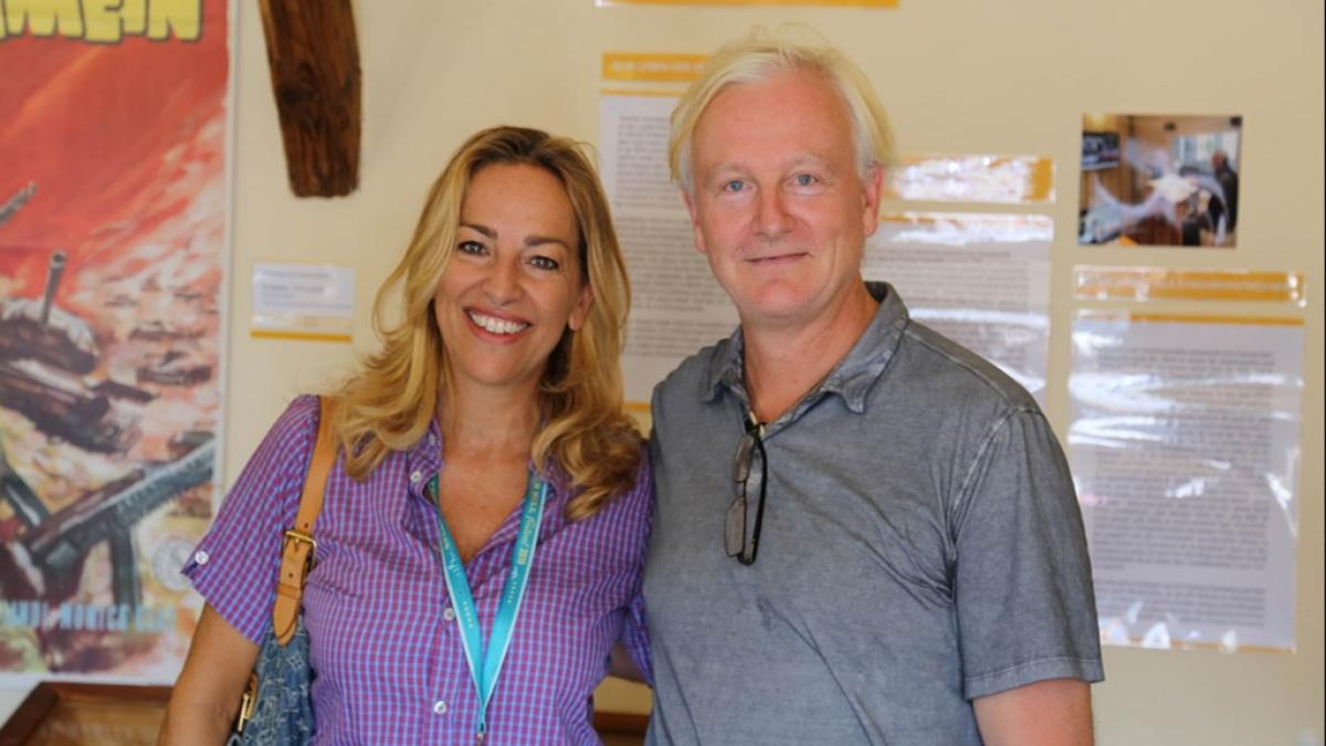 Das Erbe von Terence Hill und Bud Spencer lebt weiter: Christiana Pedersoli und Jess Hill bestaunen im Terence-Hill-Museum im s&auml;chsischen Lommatzsch die Devotionalen aus der Filmkarriere ihrer ber&uuml;hmten V&auml;ter. (Foto)
