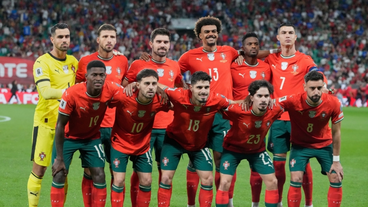 Spieler von Portugal posieren f&uuml;r ein Mannschaftsfoto vor dem Qualifikationsspiel zur Fu&szlig;ballweltmeisterschaft 2026 in der Gruppe F zwischen Portugal und Ungarn in Lissabon, Dienstag, 14. Oktober 2025.&nbsp; (Symbolbild) (Foto)
