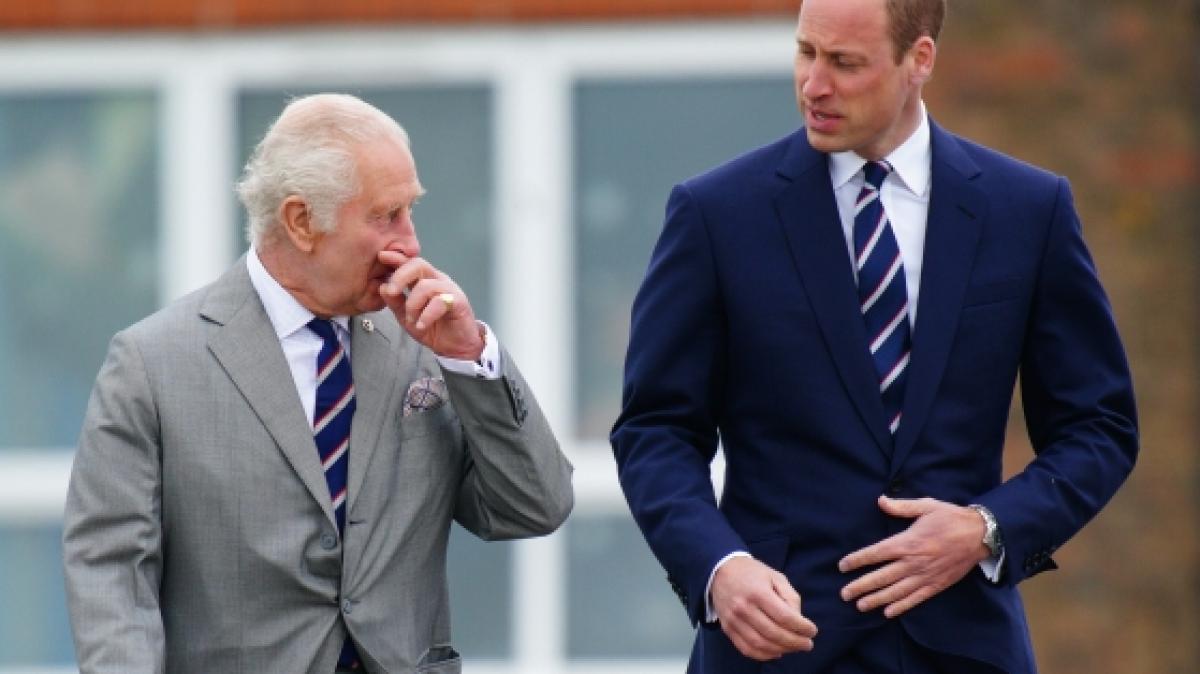 Bei einem gemeinsamen Termin mit Thronfolger Prinz William sprach K&ouml;nig Charles III. ungewohnt offen &uuml;ber die Nebenwirkungen seiner Krebs-Behandlung. (Foto)