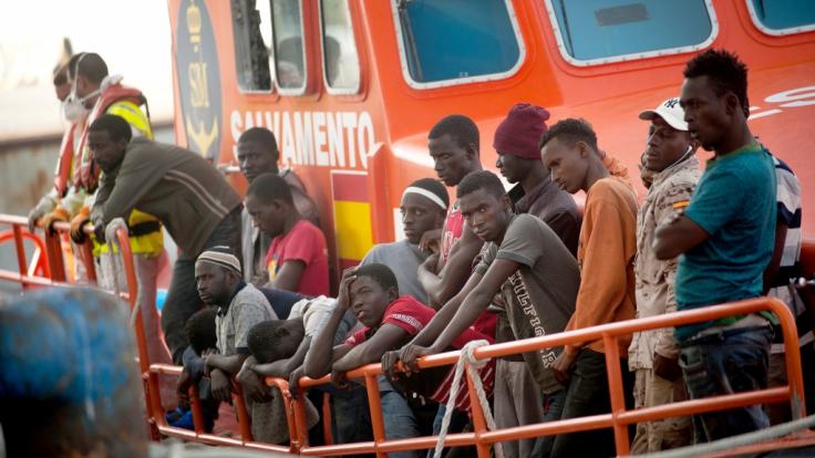 Ein weiteres Schiff einer Hilfsorganisation mit Geretteten vor Italiens Häfen bittet darum, anlegen zu dürfen.