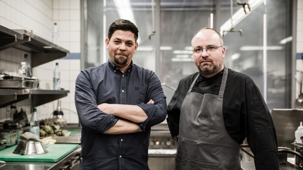 Tim M&auml;lzer (links) und Christian Lohsen stellen sich bei "Kitchen Impossible" unl&ouml;sbare Aufgaben. (Foto)