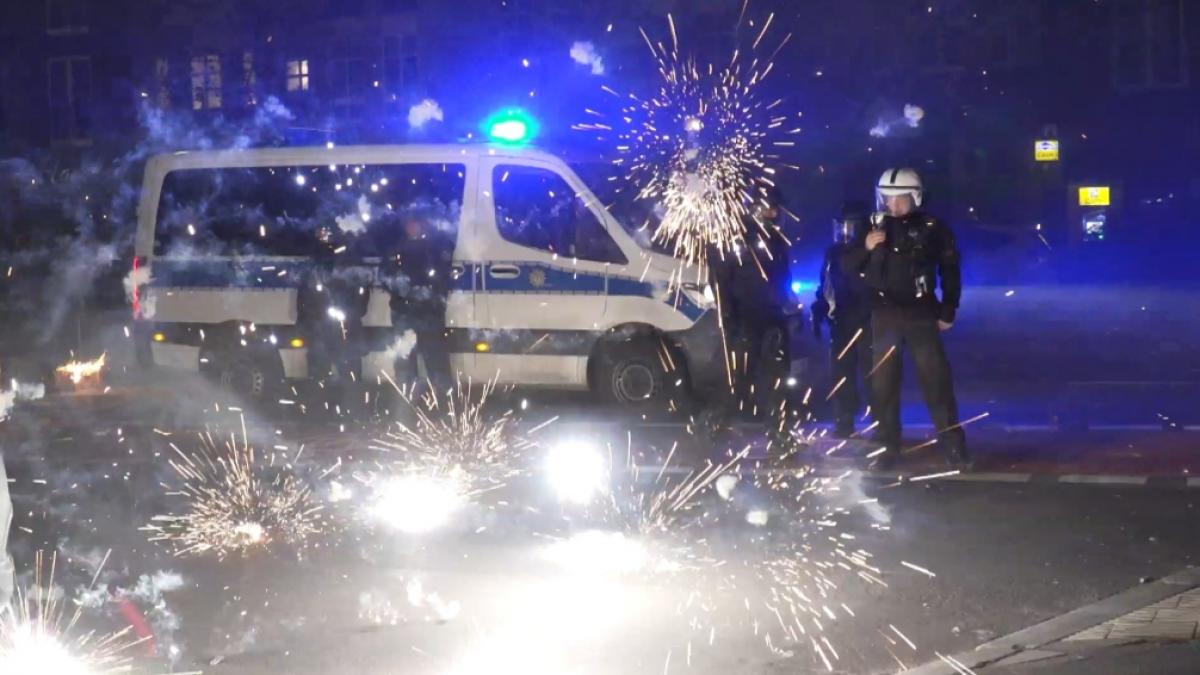 1. Januar: Bei Silvesterkrawallen kam es in mehreren deutschen Städten zu Ausschreitungen. Polizisten wurden auch in Hamburg mit Böllern beworfen. (Foto)