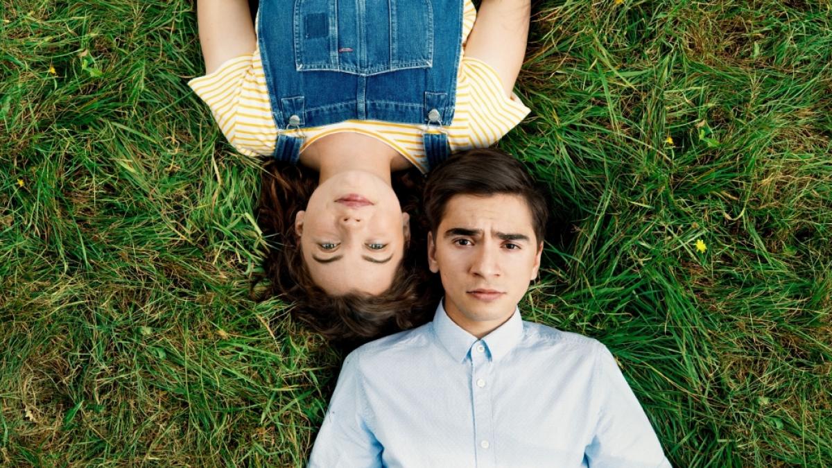 Valerie (Amber Bongard) und Toni (Ivo Kortlang) in einer Szene aus "Tonis Welt". Die Dramedy-Serie wird ab dem 14.04.2021 auf Vox ausgestrahlt. (Foto)
