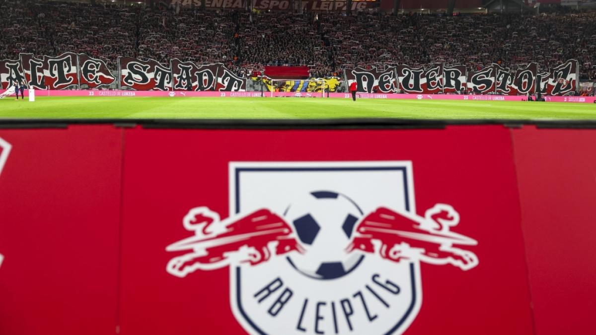 Red Bull Arena: Leipzigs Fans halten eine Choreographie "Alte Stadt - Neuer Stolz" in die H&ouml;he (Symbolbild). (Foto)