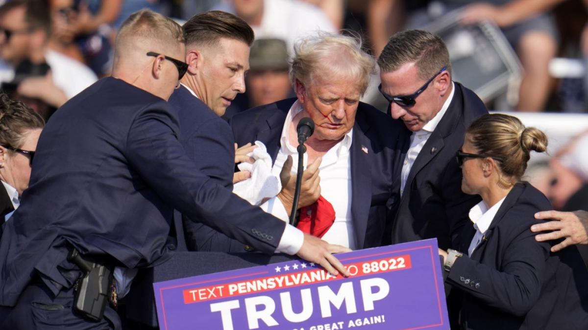 Donald Trump mit Blut im Gesicht. Sicherheitsleute bringen den Ex-Pr&auml;sidenten nach dem "versuchten Attentat" von der B&uuml;hne. (Foto)