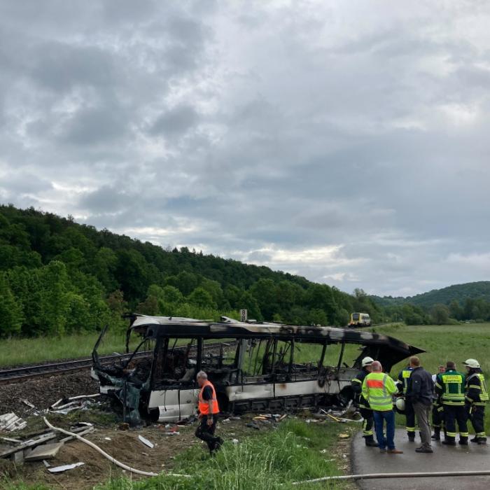 Linienbus kracht mit Regionalzug zusammen - Ermittlungen gegen Busfahrer