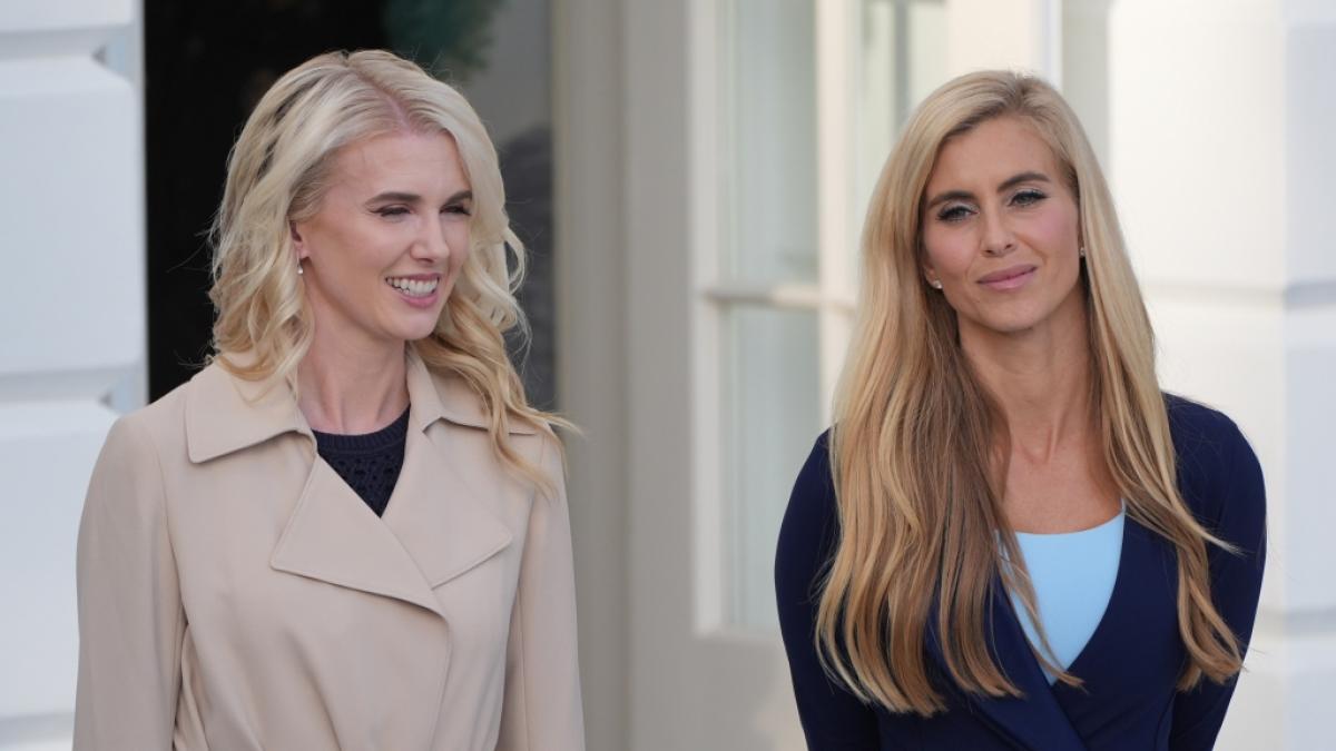 Natalie Harp (l) und Pressesprecherin Katie Zacharia posieren gemeinsam vor dem Wei&szlig;en Haus, w&auml;hrend sie auf Donald Trump warten. (Foto)
