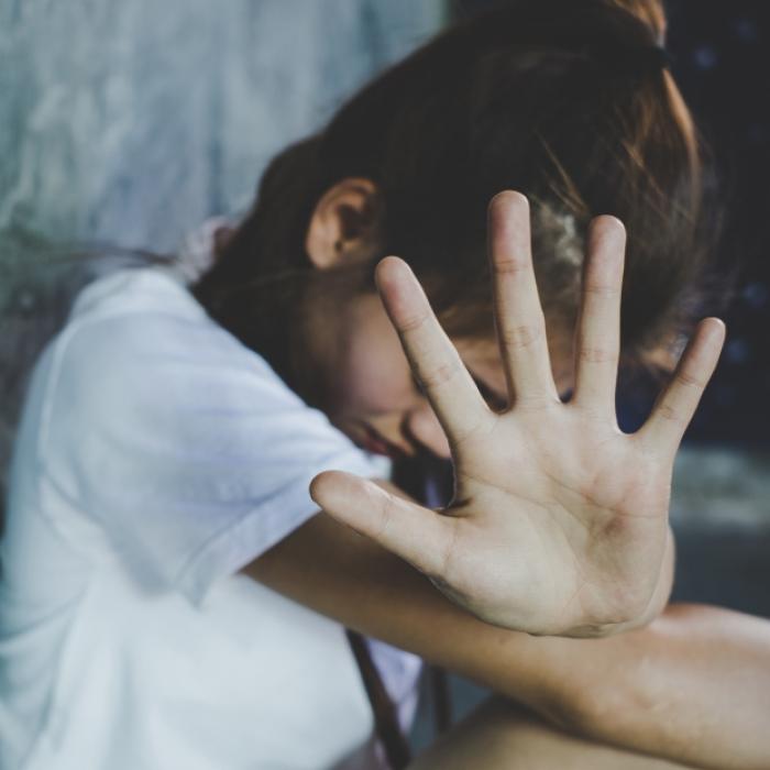 Mann missbraucht Mädchen (9) vor den Augen der Mutter