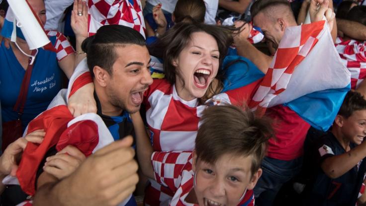 Kroatische Fans auf der Theodor-Heuss-Straße in Stuttgart jubeln während des WM-Finalspiels zwischen Frankreich und Kroatien.