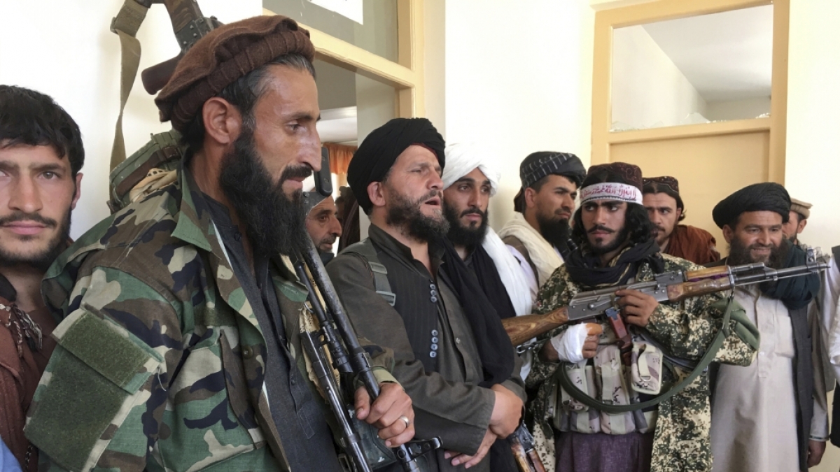 Taliban-K&auml;mpfer vergn&uuml;gten sich am Wochenende auf Schwanen-Tretbooten, w&auml;hrend die Frauen auf die Stra&szlig;e gingen, um f&uuml;r ihre Rechte zu protestieren. (Foto)