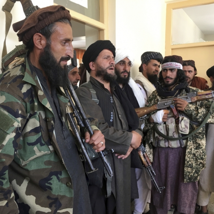 Taliban vergnügen sich beim Tretboot-Fahren