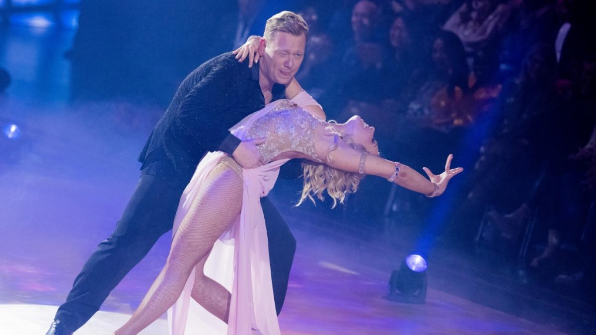 Jens "Knossi" Knossalla muss in der sechsten Live-Show bei "Let's Dance" 2023 den Contemporary meistern - allerdings ohne seine angestammte Tanzpartnerin Isabel Edvardsson. (Foto)