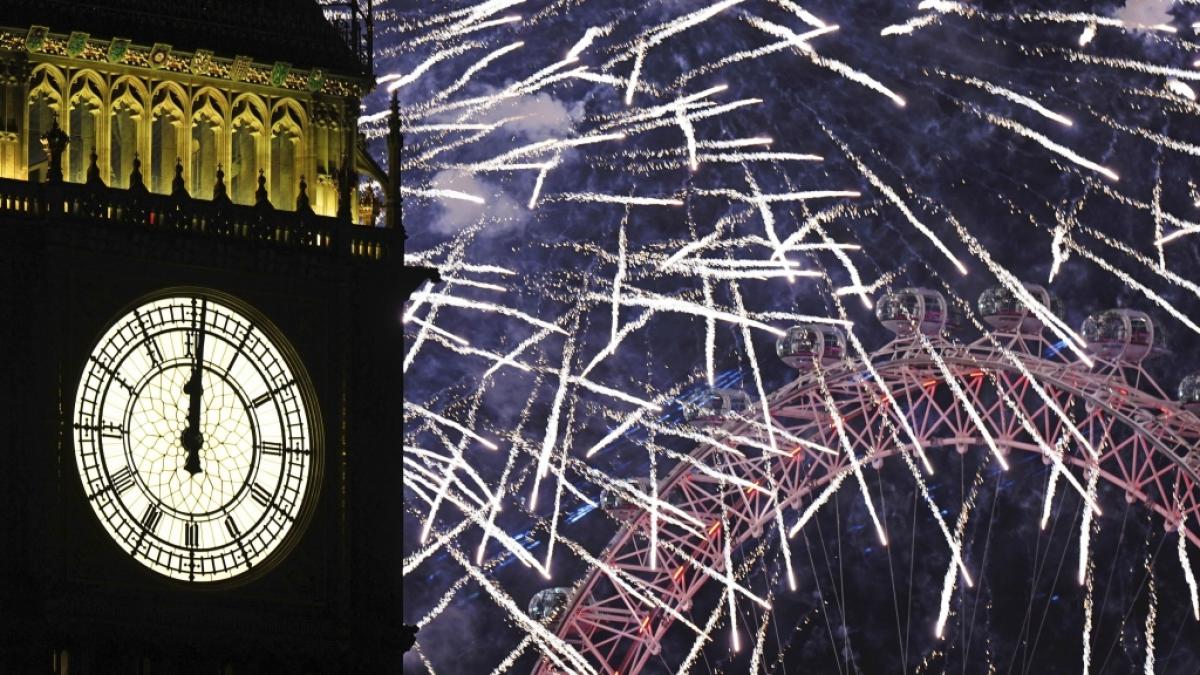 Ein Feuerwerk erhellt den Himmel &uuml;ber dem Elizabeth Tower, landl&auml;ufig auch bekannt als Big Ben, und dem London Eye im Zentrum Londons w&auml;hrend der Neujahrsfeierlichkeiten. (Foto)