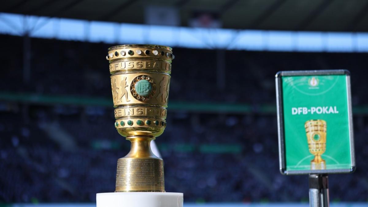 Die DFB-Pokal-Troph&auml;e wird beim Finale im Olympiastadion pr&auml;sentiert. (Foto)