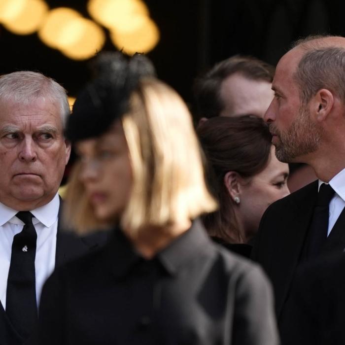 Fotos sorgen für Entsetzen - Ex-Prinz in bizarrer Pose mit Kleinkind