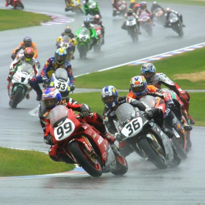 Aquaplaning-Unfall reißt Superbike-Champ (30) aus dem Leben