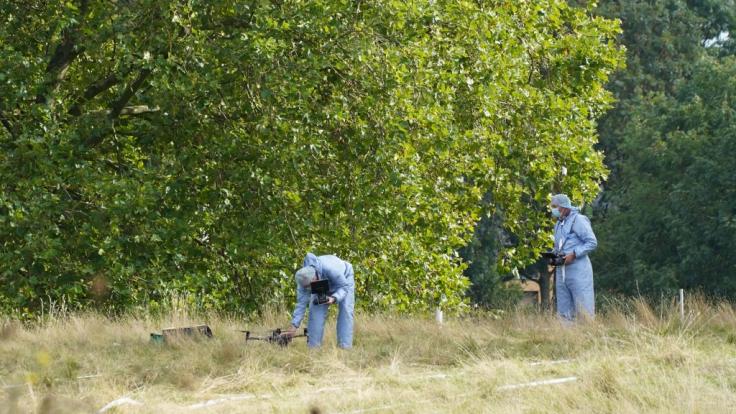 Beamte der Spurensicherung stehen im Cator Park, Kidbrooke, Südlondon, in der Nähe des Tatorts, an dem die Leiche einer jungen Frau gefunden wurde. (Foto)