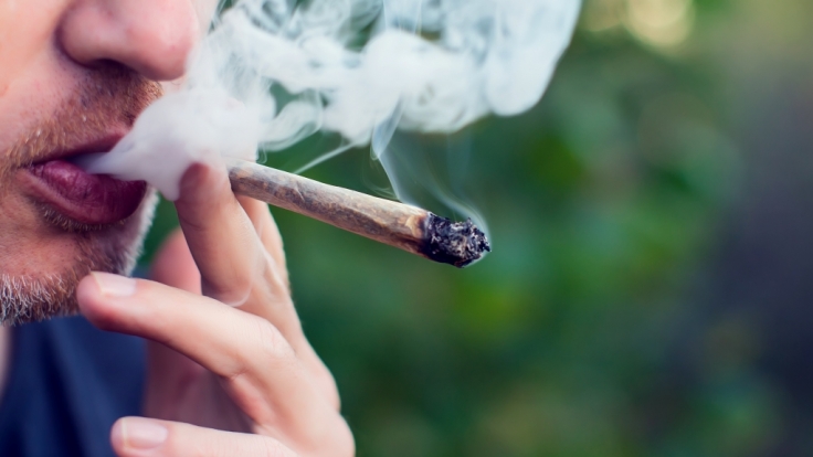 Arzt warnt davor, Cannabis zu rauchen oder einzunehmen. (Symbolfoto)