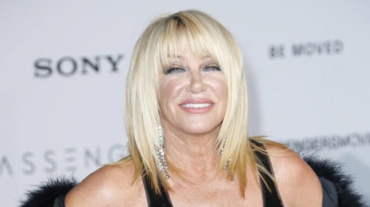 Suzanne Somers zeigt sich so, wie Gott sie schuf.