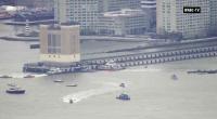Diese Luftaufnahme aus einem Video zeigt Rettungsschiffe am Ort des Hubschrauberabsturzes auf dem Hudson River in New York.