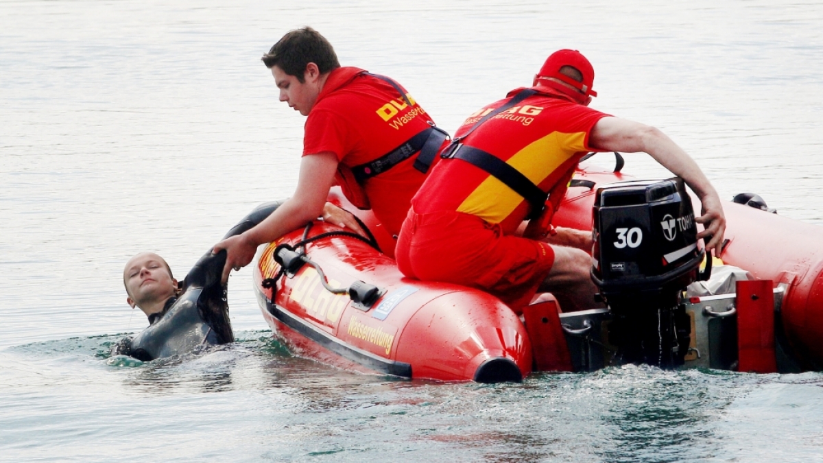 Die DLRG meldet einen Notfall mit einer Person im Wasser (Symbolbild). (Foto)