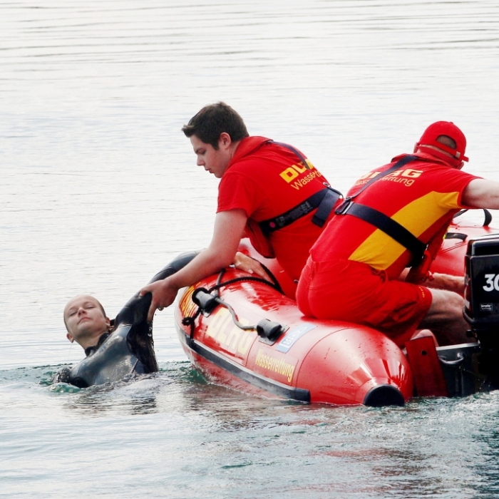 Rettung einer Person aus der Elbe