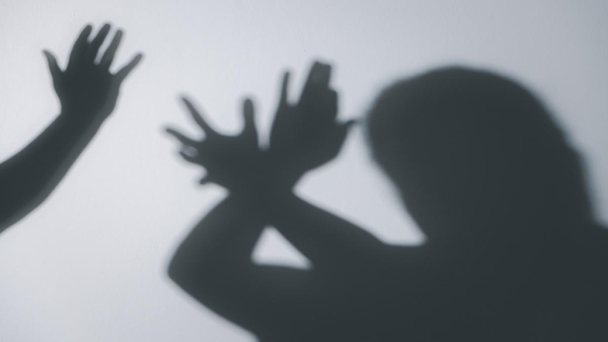 Ein Ex-H&auml;ftling vergewaltigte seine Bew&auml;hrungshelferin und beabsichtigte, sie zu t&ouml;ten, weil sie sich gegen Corona impfen lie&szlig;. (Symbolbild) (Foto)