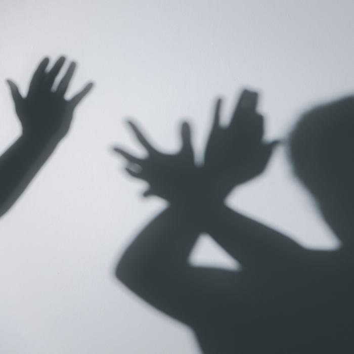 Ex-Häftling missbraucht Frau wegen Corona-Impfung