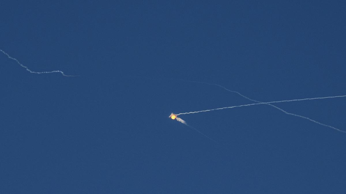 Eine ukrainische Rakete f&auml;ngt w&auml;hrend eines russischen Angriffs auf Kiew eine russische ballistische Rakete ab. (Symbolbild) (Foto)