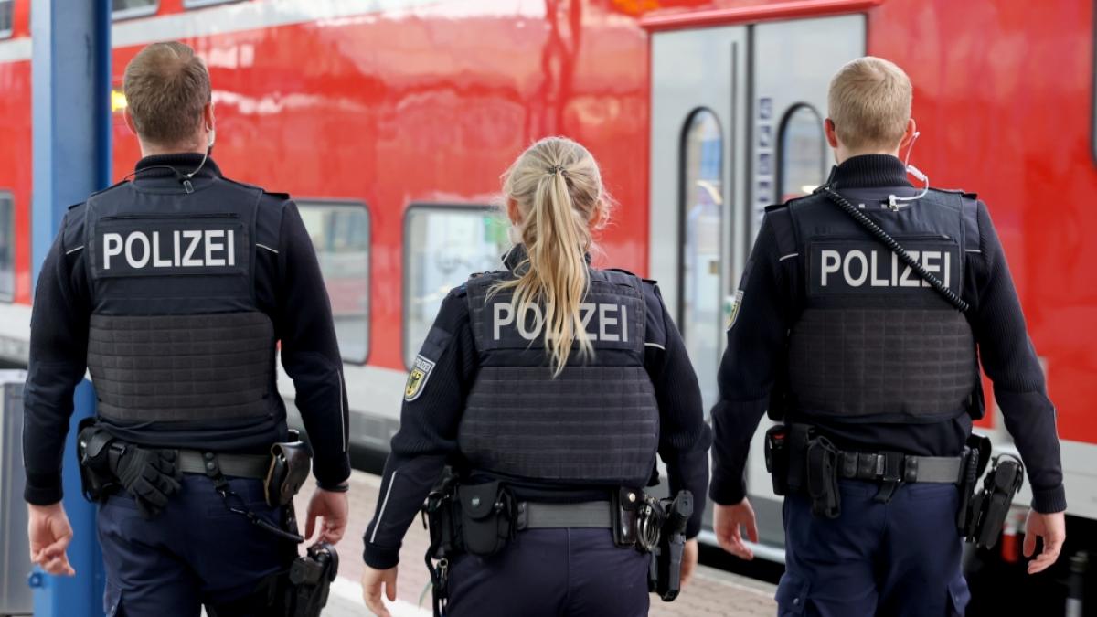 In einem RE1 zwischen M&uuml;lheim und Essen hat ein 44-J&auml;hriger einem Mann das Ohrl&auml;ppchen abgebissen. (Symbolbild) (Foto)