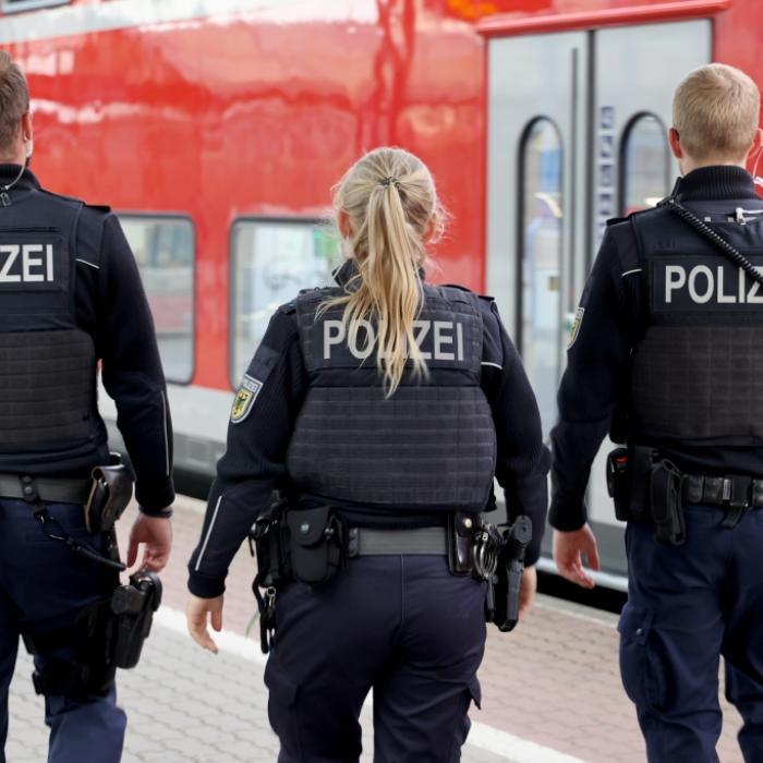 44-Jähriger beißt Mann in Zug Ohrläppchen ab