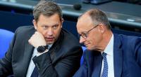 Wird SPD-Chef Lars Klingbeil (l.) mit seiner Partei der Union von Bundeskanzler Friedrich Merz (r.) in Zukunft wieder gefährlich?