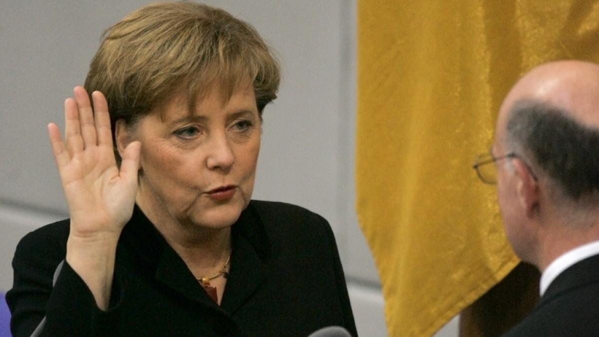 Angela Merkel bei ihrer ersten Vereidigung als Bundeskanzlerin im Jahr 2005. (Foto)