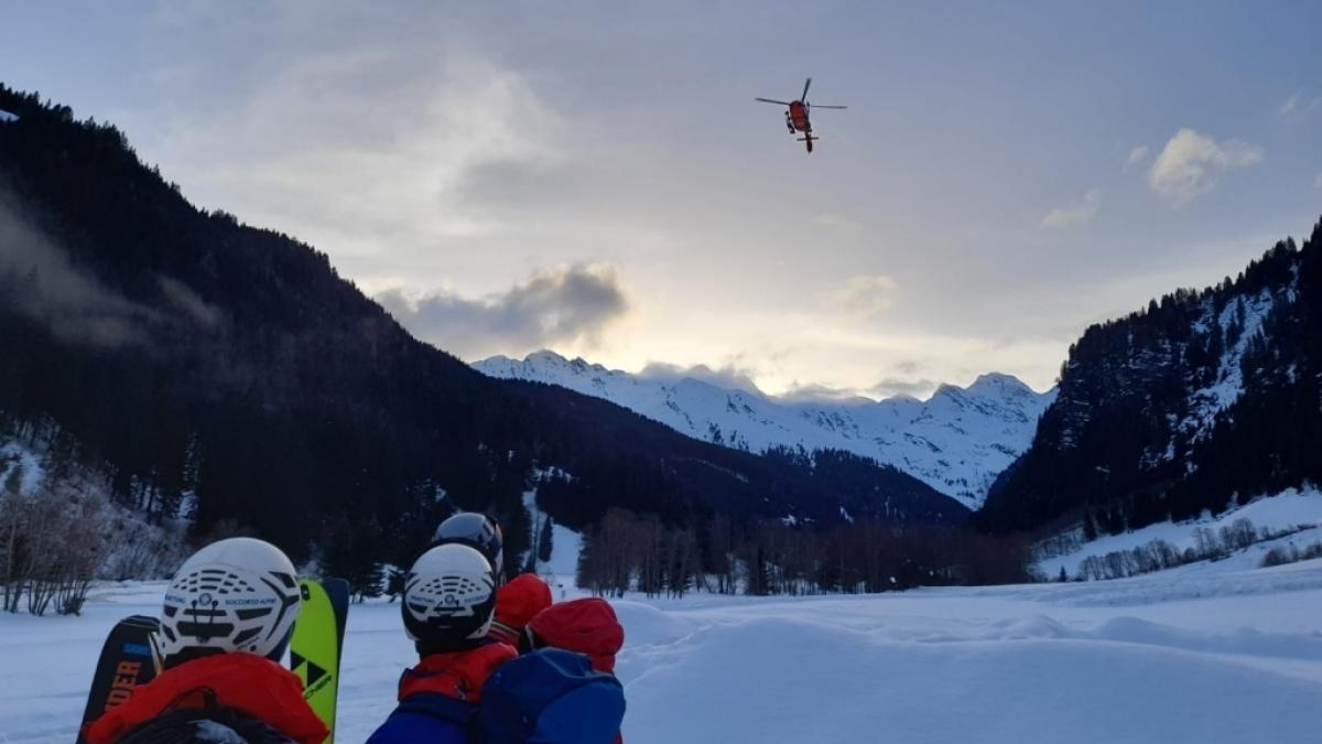 Menschen beobachten einen Einsatz der italienischen Bergrettung in der N&auml;he von Ratschings in S&uuml;dtirol. Eine deutsche Gruppe wurde von einer Lawine erfasst, f&uuml;r einen 21-J&auml;hrigen kam jede Hilfe zu sp&auml;t. (Foto)