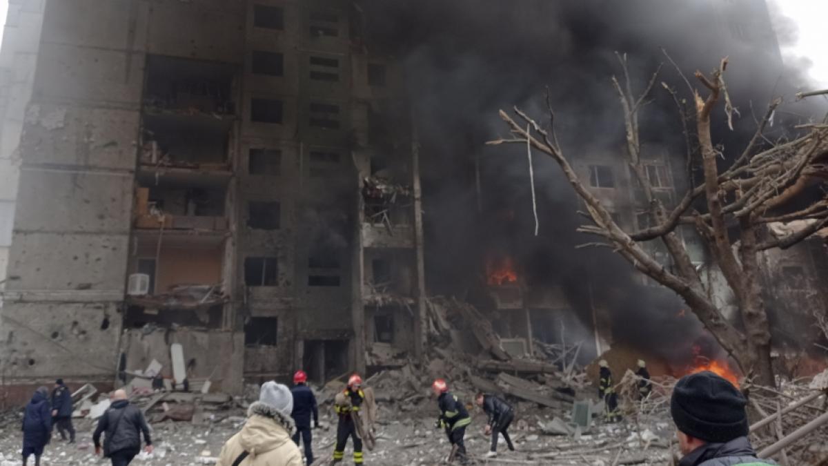 Feuerwehrleute l&ouml;schen ein Feuer in einem besch&auml;digten Stadtzentrum nach einem russischen Luftangriff. (Foto)