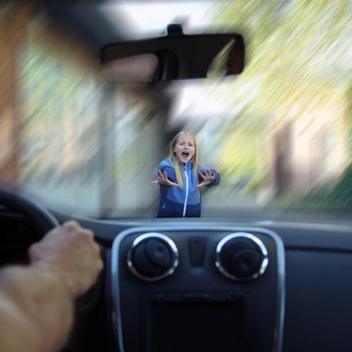 Autofahrer überfährt Kinder (4) und flüchtet