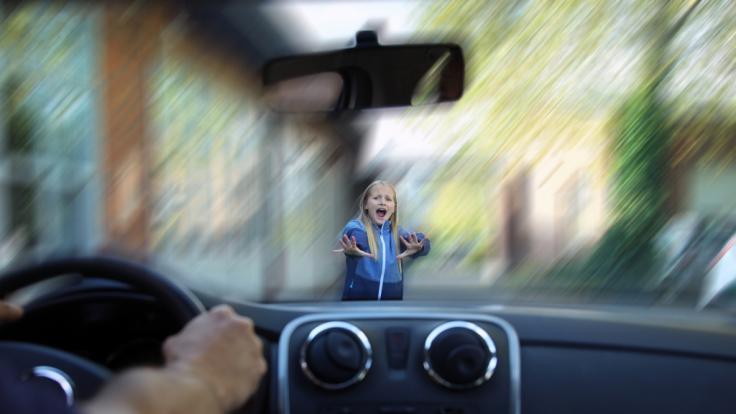 Ein Autofahrer hat zwei Kinder in Essen angefahren. Die Polizei fahndet nun fieberhaft nach dem flüchtigen Unfallfahrer.