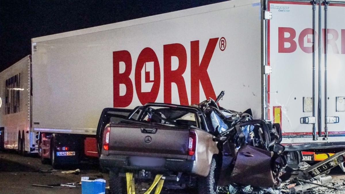 Bilder zeigen das v&ouml;llig zerst&ouml;rte Auto-Wrack von&nbsp;Schauspieler Ingo Kantorek. (Foto)