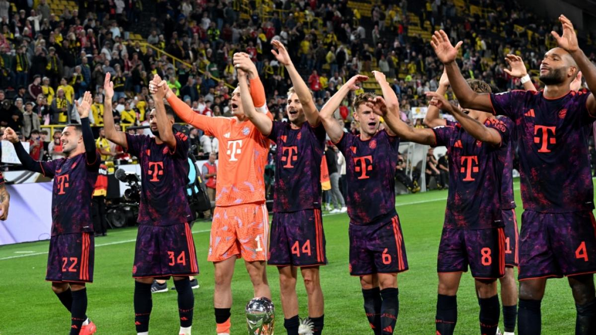 Die Spieler von Bayern M&uuml;nchen feiern den Gewinn des&nbsp;Franz-Beckenbauer-Supercups. (Foto)