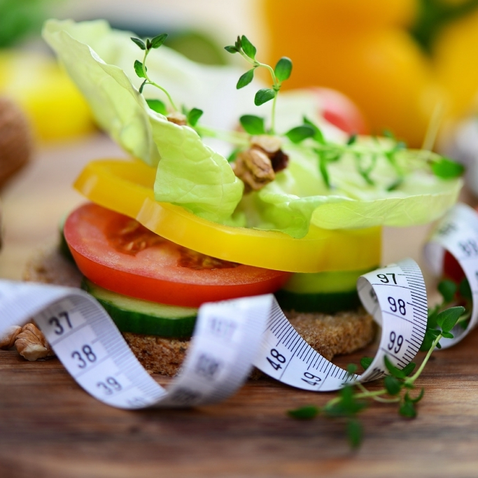 Schmale Hüften durch rohes Obst und Gemüse