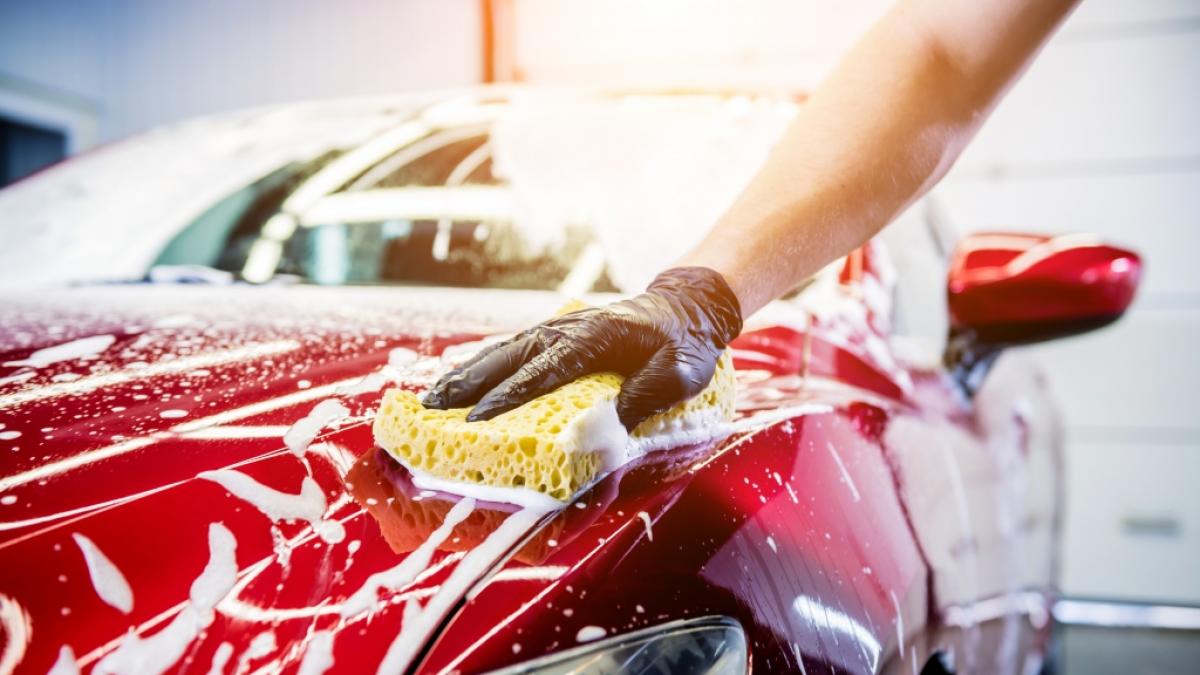 Wer sein Auto mit bestimmten Mitteln reinigen will, riskiert ein hohes Bu&szlig;geld. (Foto)